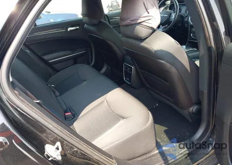 2019 Chrysler 300 Touring Awd z USA, uszkodzony, nr VIN 2C3CCARG5KH700982